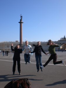 (Deutsche Studentinnen während ihres Auslandsstudiums an der Staatlichen Universität Nowgorod zu Besuch in St. Petersburg)